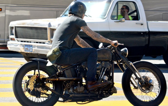 David Beckham anda de moto nos EUA (Foto: Splash News)