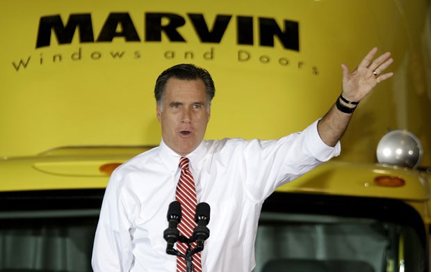 Mitt Romney fala para plateia em fábrica de Roanore, na Virgínia, nesta quinta-feira (1º) (Foto: AP)