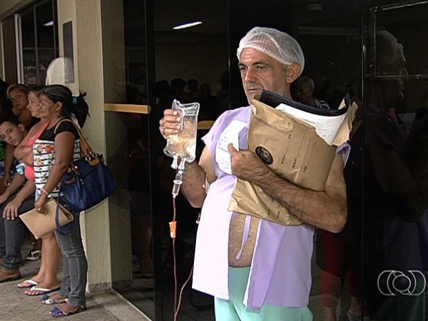 Com cólica de rins, Paulo Francisco, 56, protestou na porta de hospital em Goiânia, Goiás (Foto: Reprodução/TV Anhanguera)