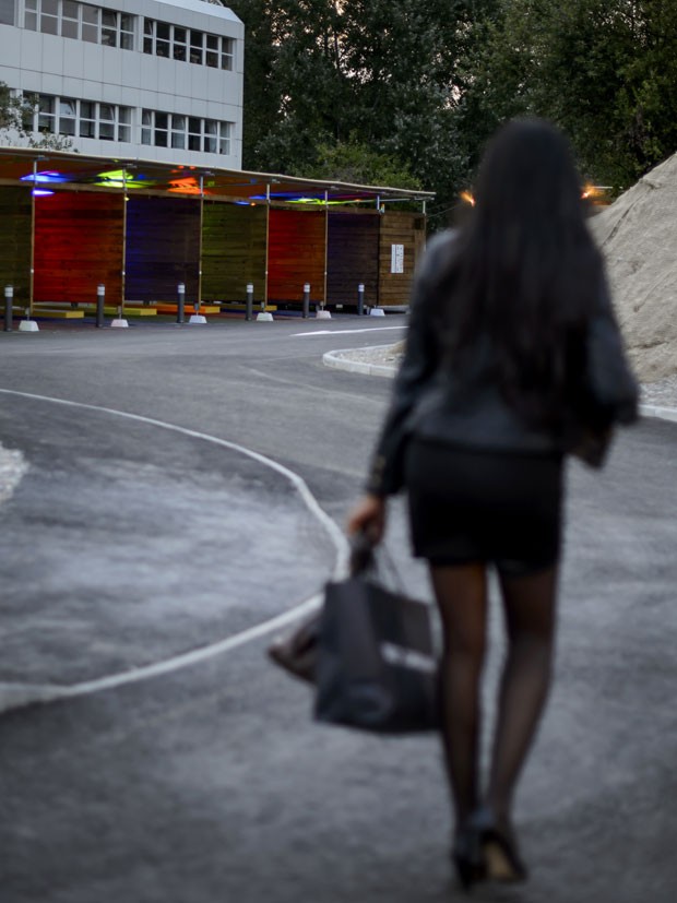 Prostituta caminha em drive-in do sexo em Zurique (Foto: Fabrice Coffrini/AFP)