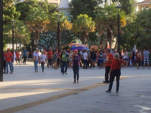 Manifestantes contra Michel Temer participam de ato na Praça Luíza Távora, em Fortaleza (Foto: TV Verdes Mares/Reprodução)