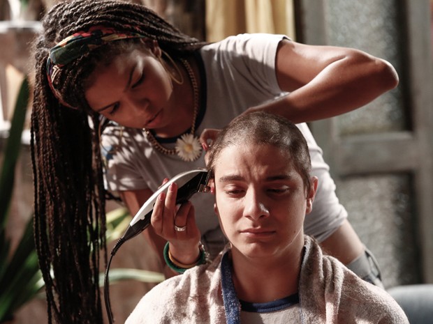 Cadu Libonati e Jeniffer Nascimento gravam cena em que Jeff fica careca (Foto: Fábio Rocha/Gshow)