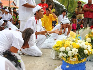 Grupos de matriz africana celebram o dia de Iemanjá na Praia de Pajuçara (Foto: Jonathan Lins/G1)