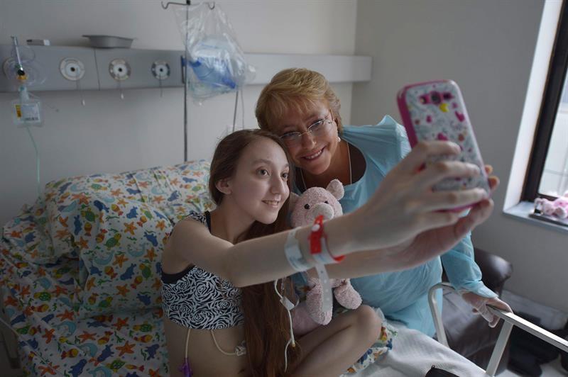 A presidente do Chile, Michelle Bachelet, visitou a adolescente Valentina Maureira, de 14 anos, em um hospital de Santiago. A jovem sofre de fibrose cística e publicou um vídeo no qual pedia à presidente autorização para morrer