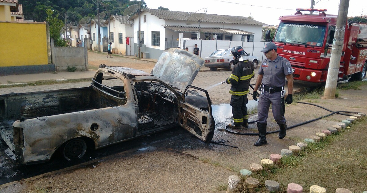 G1 - Veículo fica destruído após pegar fogo em Bom Jesus dos Perdões