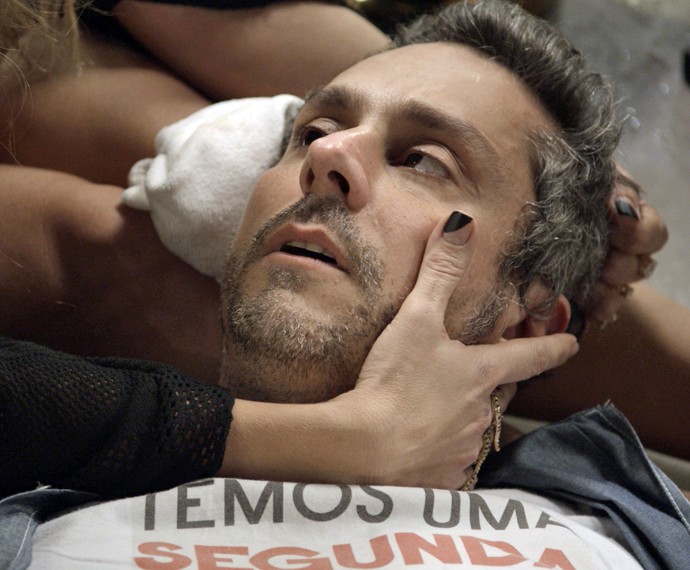 Romero recupera os sentidos diante de Atena (Foto: TV Globo)