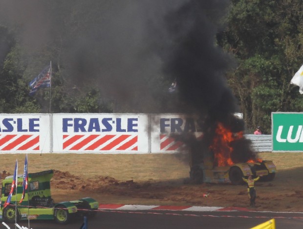 Caminhão de Adalberto Jardim pega fogo em prova da Fórmula Truck em Cascavel (Foto: Reprodução)