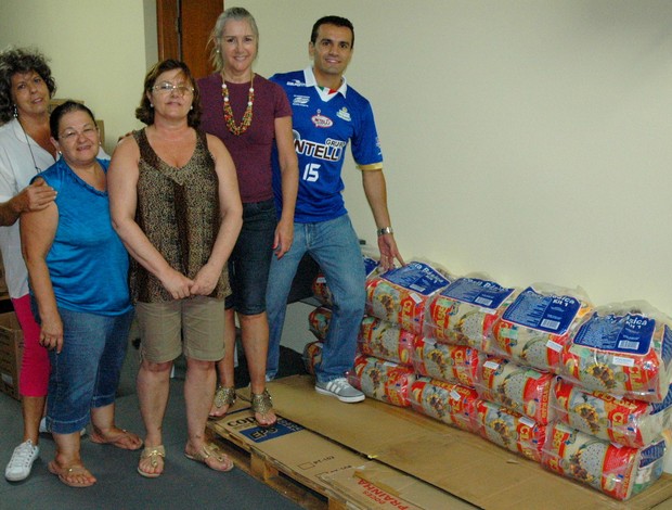 Junai faz entrega de cestas básicas à instituição de caridade de Orlândia (Foto: Carlos Silva / ADC Intelli)