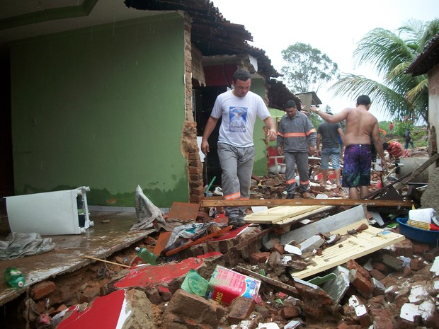 13 casas foram arrastadas pela força das águas e 60 pessoas ficaram desabrigadas (Foto: Edinaldo Leal)