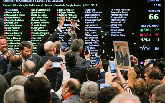 Deputados comemoram vitória do governo na CCJ (Foto: ANDRE COELHO / Agencia O Globo) Deputados comemoram vitória do governo na CCJ (Foto: ANDRE COELHO / Agencia O Globo)