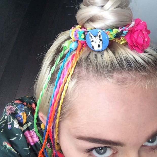 Miley Cyrus posa com acessórios coloridos (Foto: Instagram/ Reprodução)
