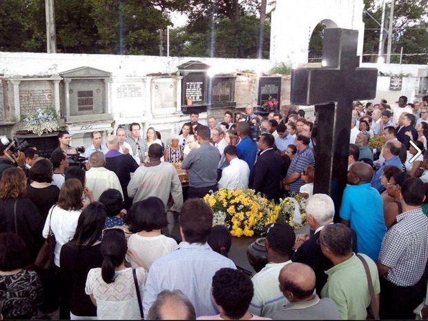 Corpo de Gina Franco foi sepultado no cemitério Santa Izabel  (Foto: Marina Fontenele/G1)