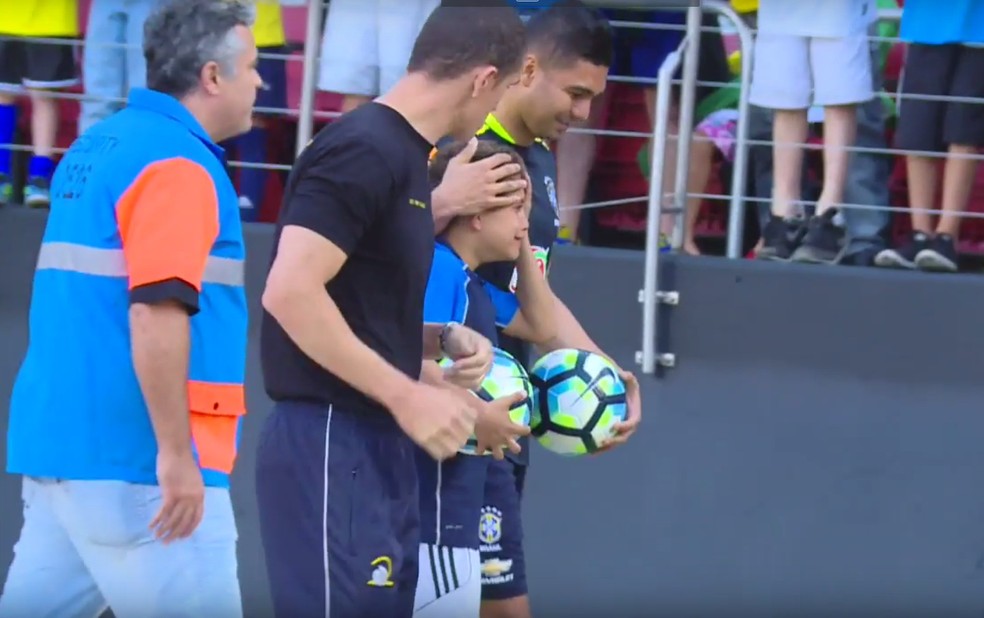 Casemiro abraça jovem torcedor após treino no Morumbi (Foto: Reprodução/CBF TV)