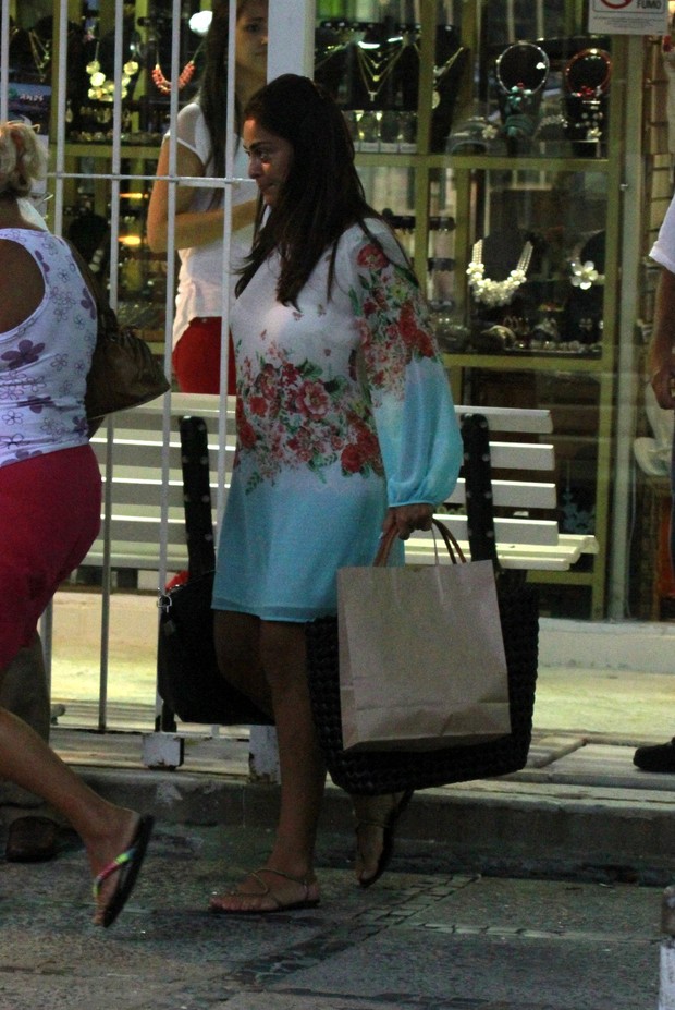 Juliana Paes vai as compras na Barra da Tijuca, RJ (Foto: Dilson Silva / Agnews)