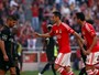 Jonas marca dois, Benfica arrasa Acadêmica e se mantém líder isolado