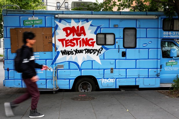 Caminhão oferece exame de DNA nos Estados Unidos (Foto: REUTERS/Shannon Stapleton)