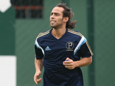Para evitar novela, Palmeiras planeja rápida definição sobre Valdivia