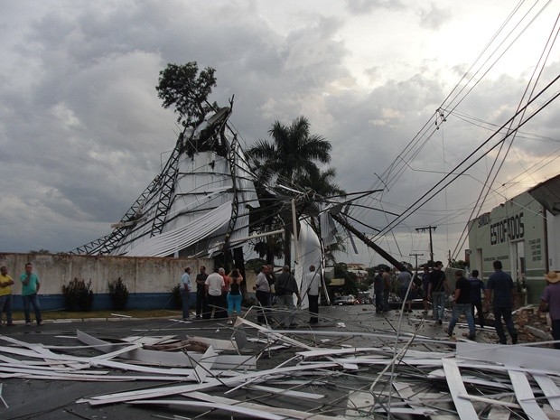 Moradores observam estrago causado pelo temporal  (Foto: Ester Machado/ Tribunal Regional de Auriflama)