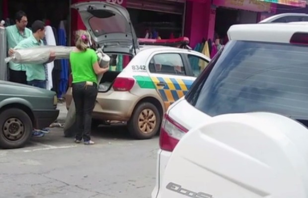 PM  flagrado usando viatura para fazer compras em loja de tecidos em Goinia, Gois (Foto: Reproduo/TV Anhanguera)