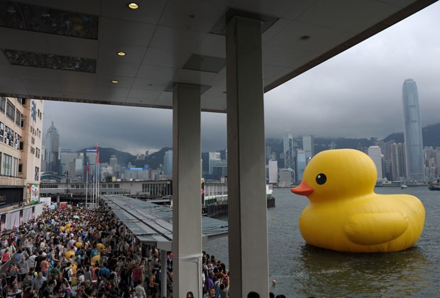 Milhares de pessoas se despediram do pato inflável gigante (Foto: Richard A. Brooks/AFP)