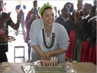 Demi Lovato faz aniversário na África e ganha cabra de presente