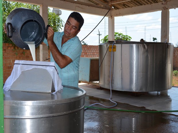 Há 20 anos o produtor rural Adeir de Souza trabalha na produção leiteira  (Foto: Eliete Marques/G1)