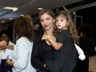 Grazi Massafera leva a filha, Sofia, para assistir a espetáculo no Rio