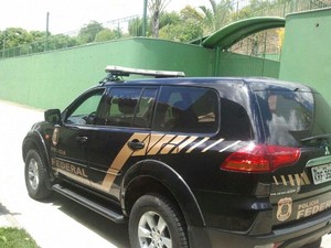 Viatura da Polícia Federal estacionada perto da casa de Roberto Jefferson, neste domingo (23) (Foto: Silvio Seixas/TV Rio Sul)