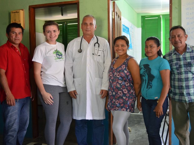 Equipe médica da comunida indígena da Malacacheta (Foto: Valéria Oliveira/ G1)