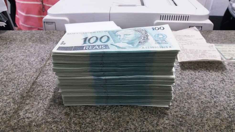 Mulher de 26 anos é presa com R$ 60 mil em notas falsas em  Vargem (Foto: Divulgação/PRF)