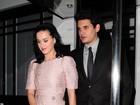Katy Perry usa look todo rosa para jantar com John Mayer 