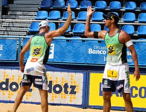 Líderes do ranking, Ricardo e Márcio avançam para as quartas (Foto: Paulo Frank/CBV)