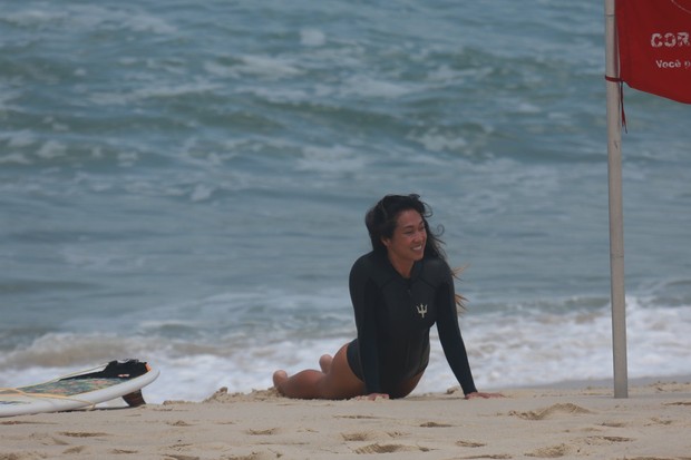 Dani Suzuki na praia (Foto: agnews)