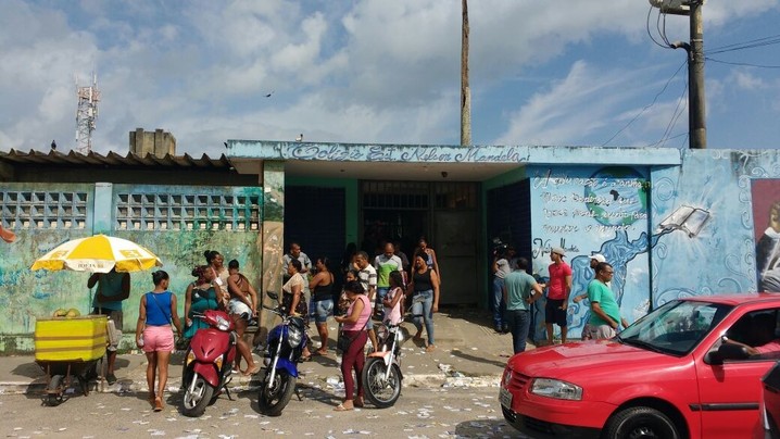 Movimentação no Colégio Estadual Nelson Mandela, em Periperi, subúrbio de Salvador