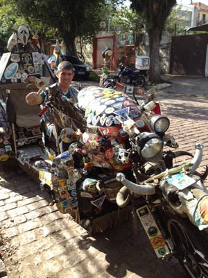 Menezes, o Predador, exibe o triciclo em Porto Alegre (Foto: Roberta Salinet/RBS TV)