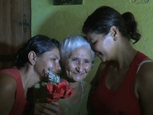 Dona Mariza se emociona com o carinho das filhas. (Foto: Reprodução/TV Gazeta)