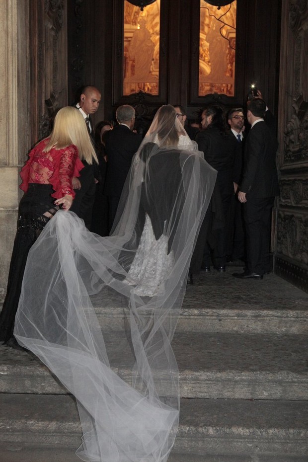 Vestido de noiva de Preta Gil tem 50 mil pérolas e renda chantilly francesa (Foto: Ag. News)