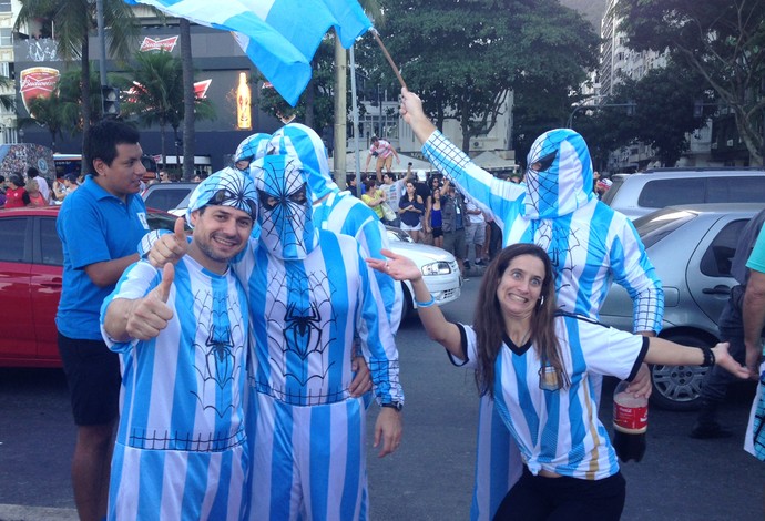 Torcedores bandeiraço Argentina (Foto: Vicente Seda)