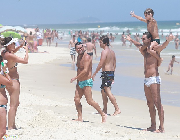 Giba com a mulher, Maria Luiza e o filho, Patrick se divertem na praia da Barra da Tijuca (Foto: Dilson Silva / AgNews) Giba com a mulher, Maria Luiza e o filho, Patrick se divertem na praia da Barra da Tijuca (Foto: Dilson Silva / AgNews)