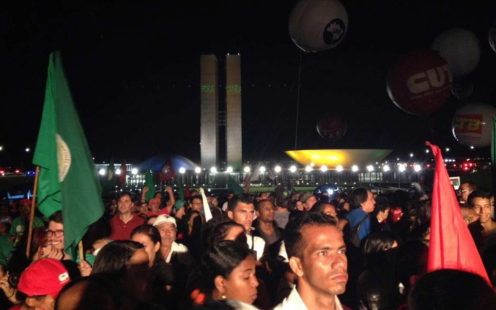 Público presente em manifestação contra o impeachment da presidente Dilma em Brasíla acompanha discurso em carro de som ao lado do Congresso