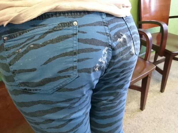 Professora teve calça rasgada depois de ser colada em cadeira (Foto: Arquivo Pessoal / G1 )