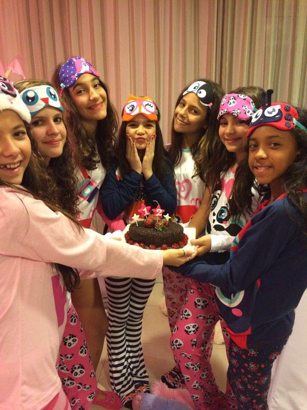 Mel Maia festeja aniversário com amigas em festa do pijama no Rio (Foto: Ana Rios/ Divulgação)