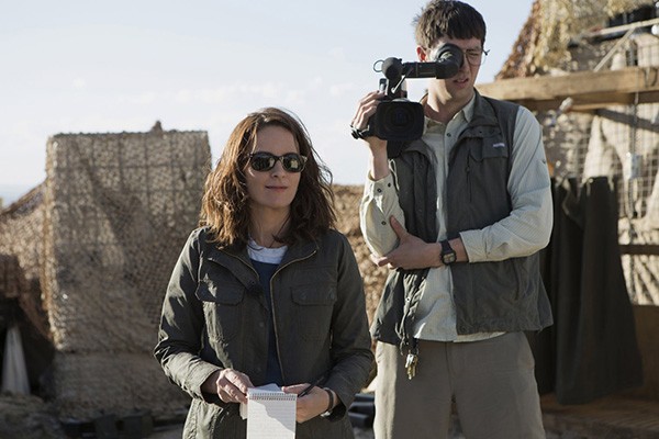 Tina Fey e Nicholas Braun em Uma Repórter em Apuros (Foto: Divulgação)