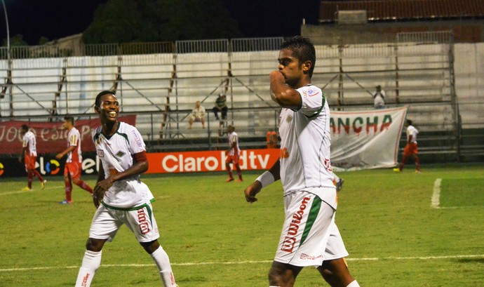 Fabrício Carvalho, cabofriense x bangu Carioca (Foto: Andreia Maciel)