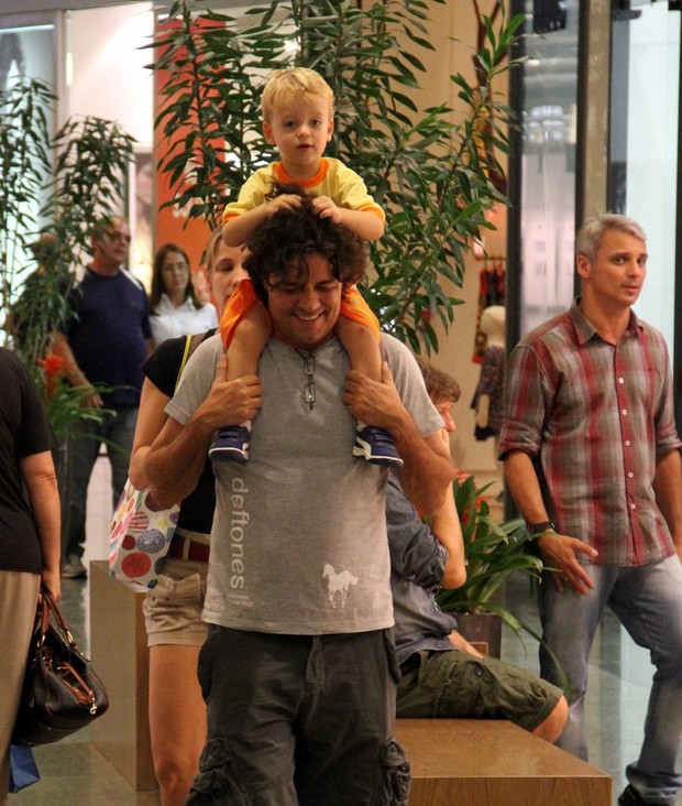 Felipe Camargo vai a shopping com família no RJ (Foto: Marcus Pavão/AgNews)