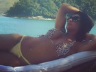 De biquíni, Scheila Carvalho relaxa em praia : 'Estava precisando!' 