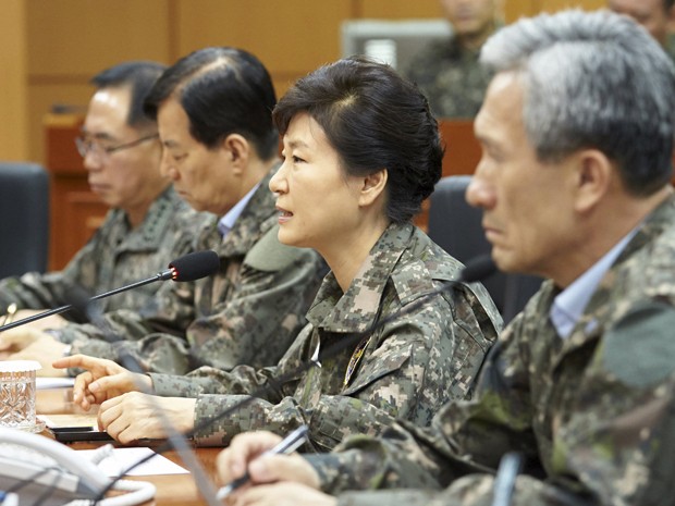 A presidente da Coreia do Sul, Park Geun-hye, fala durante sua visita a posto de comando militar em Yongin, na sexta (21) (Foto: Reuters/the Presidential Blue House/Yonhap) A presidente da Coreia do Sul, Park Geun-hye, fala durante sua visita a posto de comando militar em Yongin, na sexta (21) (Foto: Reuters/the Presidential Blue House/Yonhap)