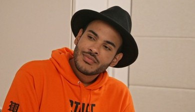 Hugo Gloss mostra o closet e desengaveta algumas peças