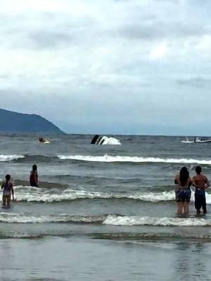 Lancha afundou em praia de Bertioga, litoral de SP (Foto: Aconteceu em Bertioga / Arquivo Pessoal)