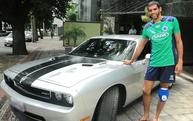 vôlei Wallace Cruzeiro carros (Foto: Helena Rebello)